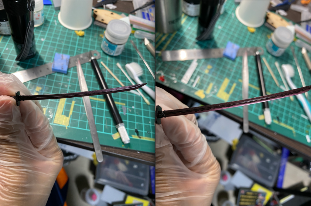 刀身は角度によって薄い赤色の刃文が浮かびあがるようにしました。