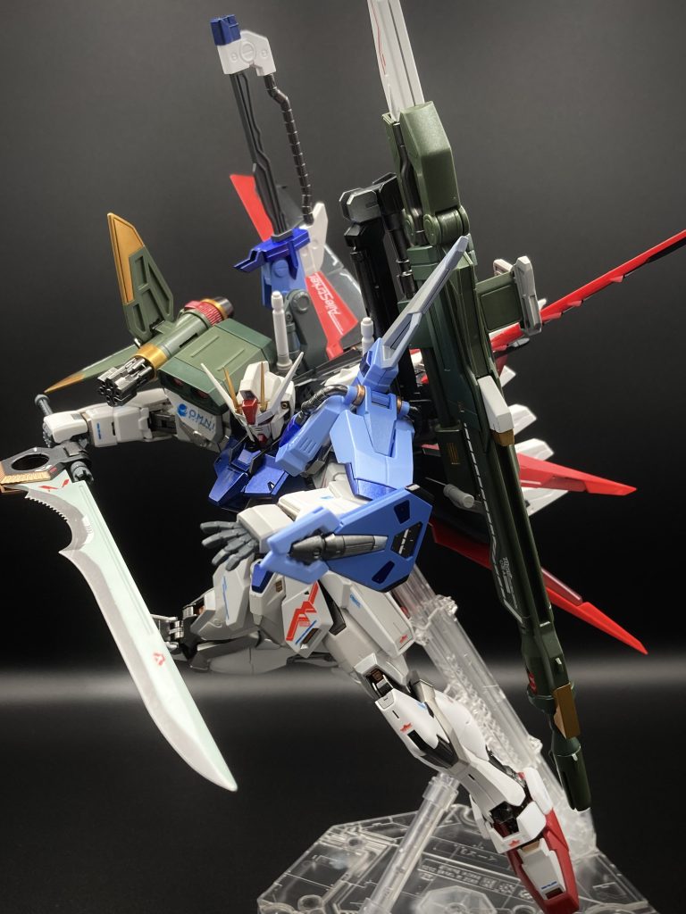 パーフェクトストライクガンダム最後にパーフェクトストライクこういう全部乗せ好きですよダブルオーザンライザーも好きですしグランドスラムなんですがReストライクの手首パーツじゃ持たせられないっぽくて、それで手首が左右非対称になっちゃってるんですよねーでもグランドスラムも確か旧キットの物を運用してるだけなので、これは仕方ないですねあとランチャー、ソードストライカーなんですが、実は成型色にパールコートしただけなんですよねはい、サボりました