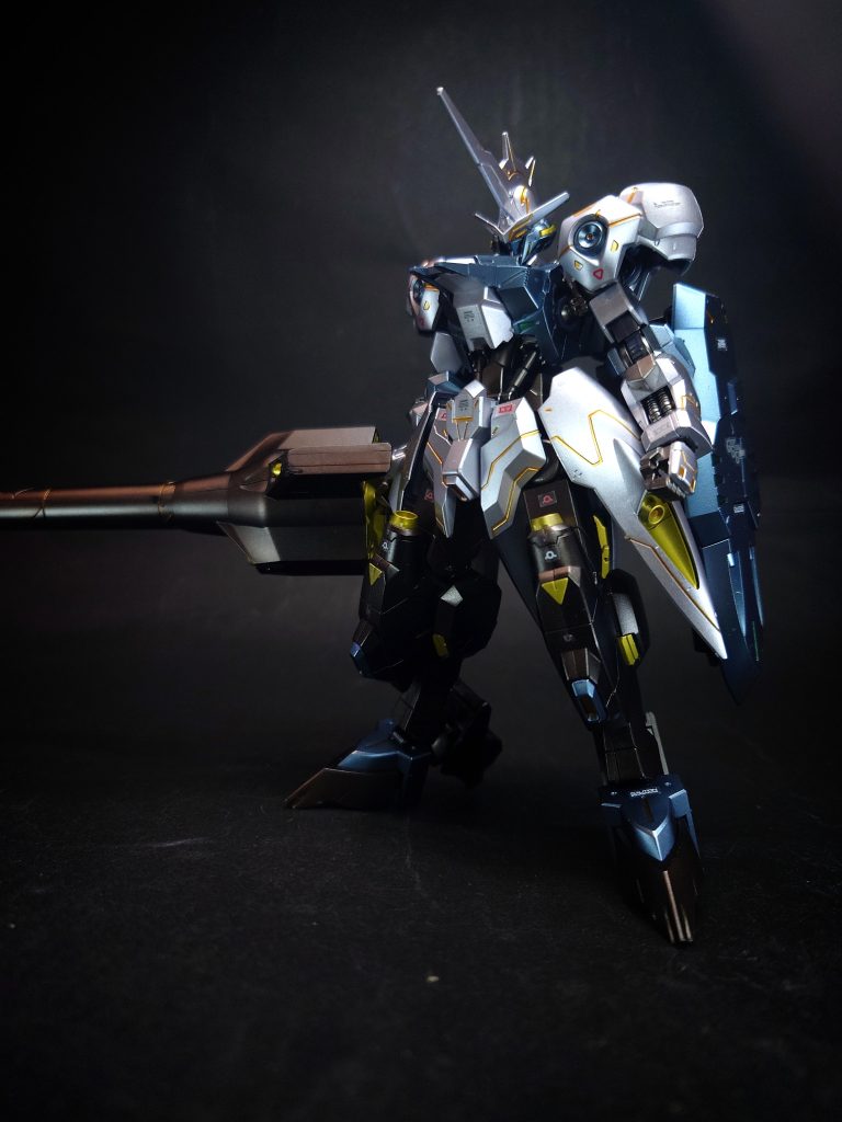 ヴィダールへの改修は当初より偽装形態として織り込み済みであり、この真の姿への換装は速やかに行われている。偽装用の3基目のエイハブ・リアクターは取り外され、外装もキマリスをイメージさせるものへと一新されている。前時代の形態であるため外観は洗練されておらず、武装面にも厄祭戦時由来の装備が見られる。キマリスヴィダールは様々なキマリスの仕様の中でも、特に空間戦闘に重きを置いた仕様となっている。機体各部にスラスターが内蔵されており、サブアームを介して装備されているシールドもフレキシブルスラスターとして機能する。キマリスらしく高い加速力を活かした高速突撃攻撃を得意とし、新たに装備されたドリルランスに内蔵されたスラスターも併用することで突貫力はさらに強化される。ドリルランス以外にも極近接戦で有効なドリルニーやサブウェポンの刀、ドリルランスとシールドを合わせることで使用可能なダインスレイヴと、全レンジでポテンシャルが発揮できる武装類が充実している。