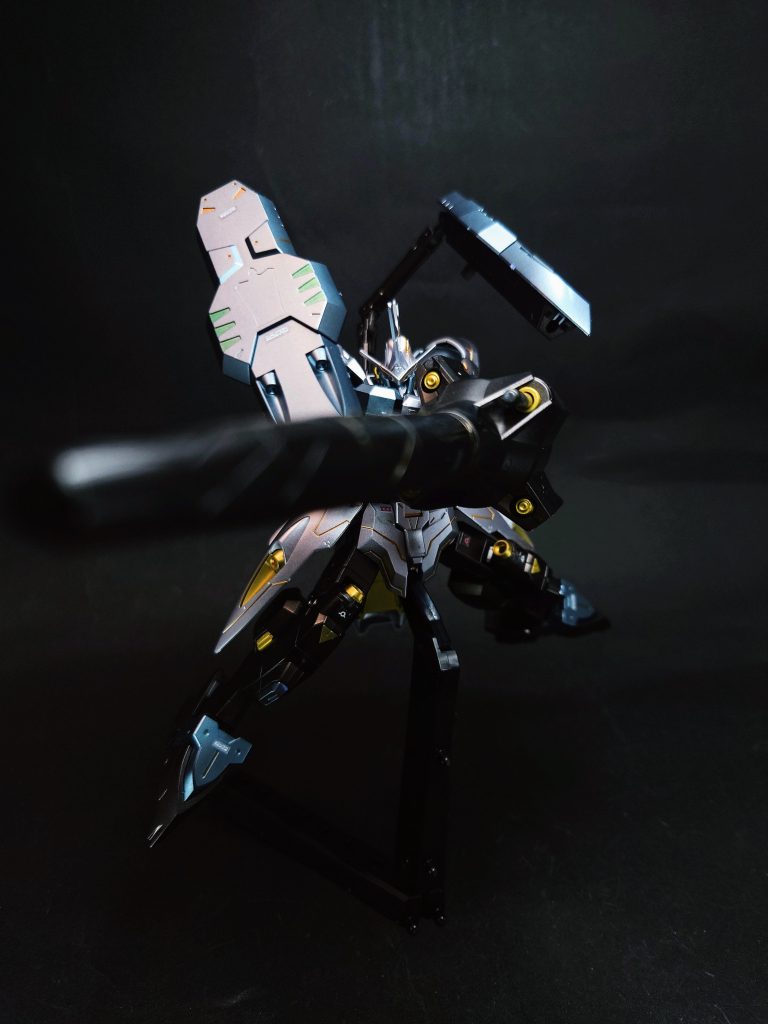 200mm砲ドリルランス基部に2門内蔵されている機関砲。これによりドリルランス単体でも幅広いレンジに対応可能。ダインスレイヴ特殊KEP弾を用いたレールガン。ドリルランスとシールドを接続し、ダインスレイヴ射出ユニットに弾頭を装填。シールドに搭載された動力ユニットにより撃ち出される。弾頭の特殊KEP弾はシールドに4発ずつの計8発格納されている。なおグレイズやガンダム・フラウロスと異なりリアクターの出力は使用されていない。