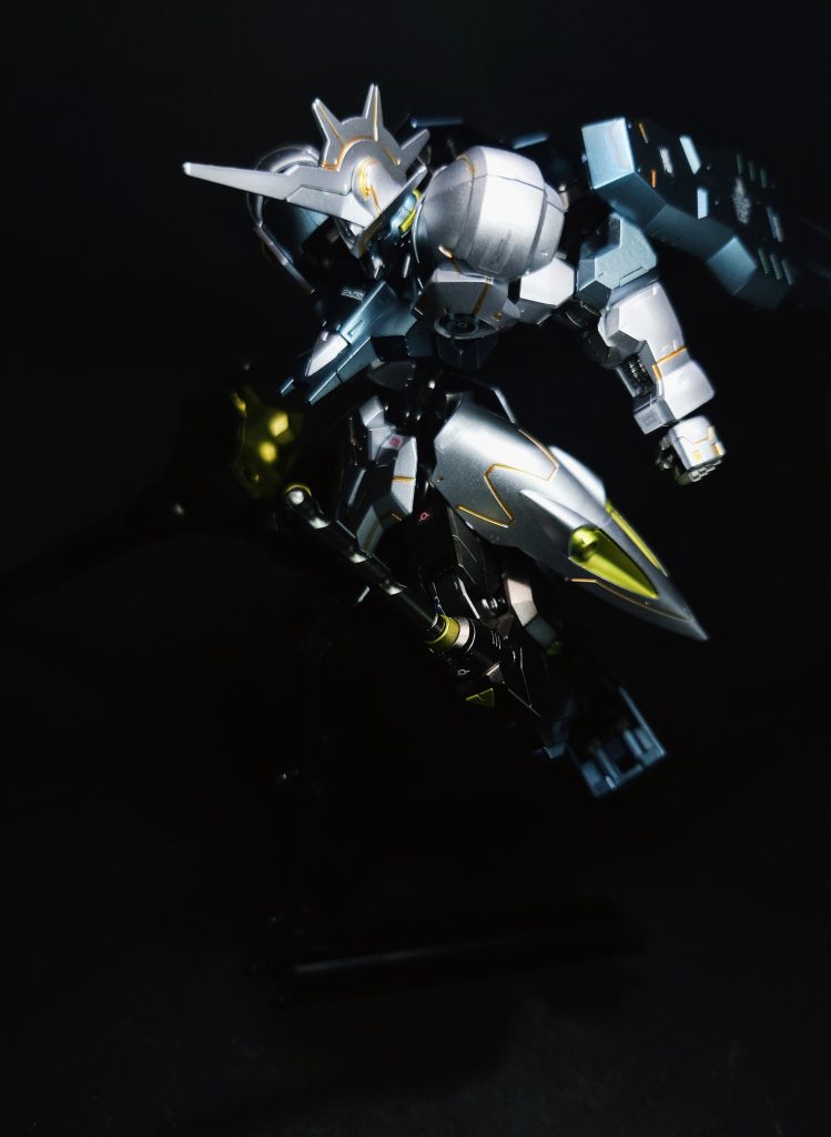 ドリルニー両膝部に内蔵されている射出式パイルバンカー。このパイルバンカーは高硬度レアアロイ製で、射出の際には回転させることで威力が高められている。モビルスーツはエイハブ・リアクターを機体中央に備える構成上コックピットは前部にせり出していることが多く、膝蹴りの要領でピンポイントで貫くことも目的に搭載された。隠し武器的な特殊兵装で、ドリルランスを避けて接近してきた相手に使用される。機体から引き抜く際には刃が逆回転する。