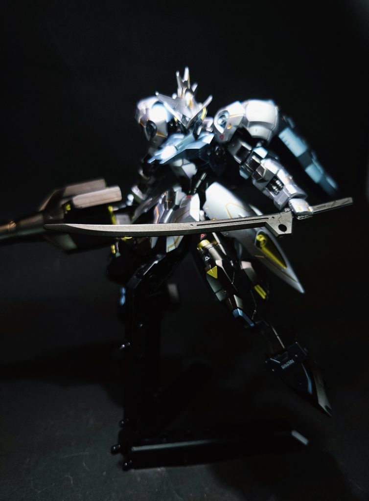 刀高硬度レアアロイ製の刀。刺突や斬撃でも威力を発揮するように刃は研ぎ澄まされている。主にドリルランスが使えない近接戦闘時に用いられる。非使用時には左腰にマウントされる。