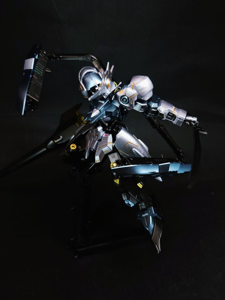 シールド背部のサブアームを介して2基装備されているシールド。広い可動域を有しており、後部にスラスターを備えることからフレキシブルスラスターとしても機能する。シールド内部には特殊KEP弾と射出用動力ユニットも備えており、ダインスレイヴ使用時にはシールド前部が延び、動力ユニットの放電部が露出する。