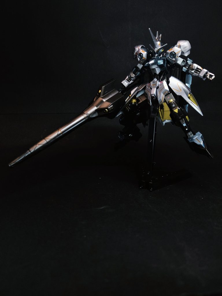 武装・必殺攻撃 ドリルランス専用の大型ランス。キマリスの象徴的武器と言える打突兵器で、先端には回転機構が備えられ、突進時の破壊力が高められている。また、ランス後部に内蔵されているスラスターを併用することで、さらに威力を高めることも可能。この武装は厄祭戦由来の物であり、ダインスレイヴの発射機構を有する。