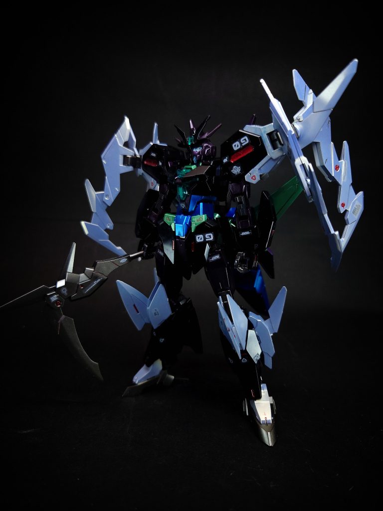 戦闘スタイルも決着がつくまで破壊と再生を繰り返す白兵戦に特化しており、ヒロト流でいう「決闘仕様」としての性格を強めている。芯となるコアガンダムII+も、既存アーマーとの合体能力を維持したうえで、プルートアーマーに合わせた能力調整が施されている。単体時のプルートアーマーは、前面に集中配置されたブレードプレートによる突進攻撃で進路上の敵を切り裂く[12]。