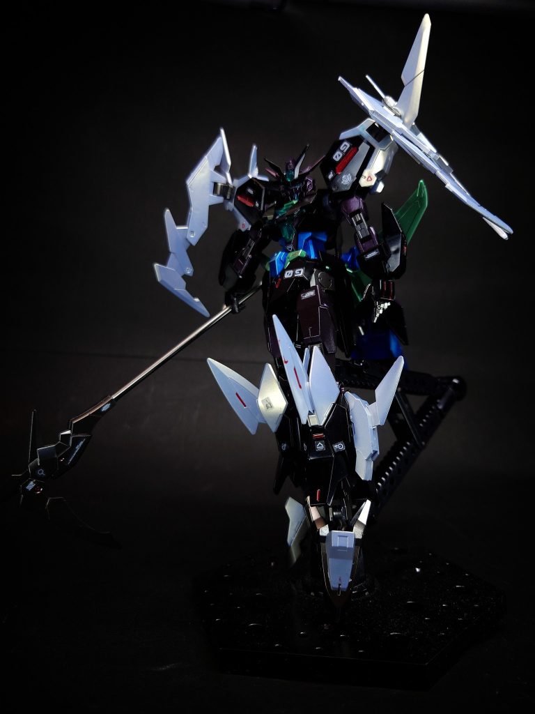 武装インフォーチュンサイザープルタインガンダムがメインで使用する長尺の実体鎌であり、鎌部分を折り畳む事で長槍として使用する事も可能。また、劇中では刃の部分が青く光る事で切断力が上がると言う様な描写も確認出来る。