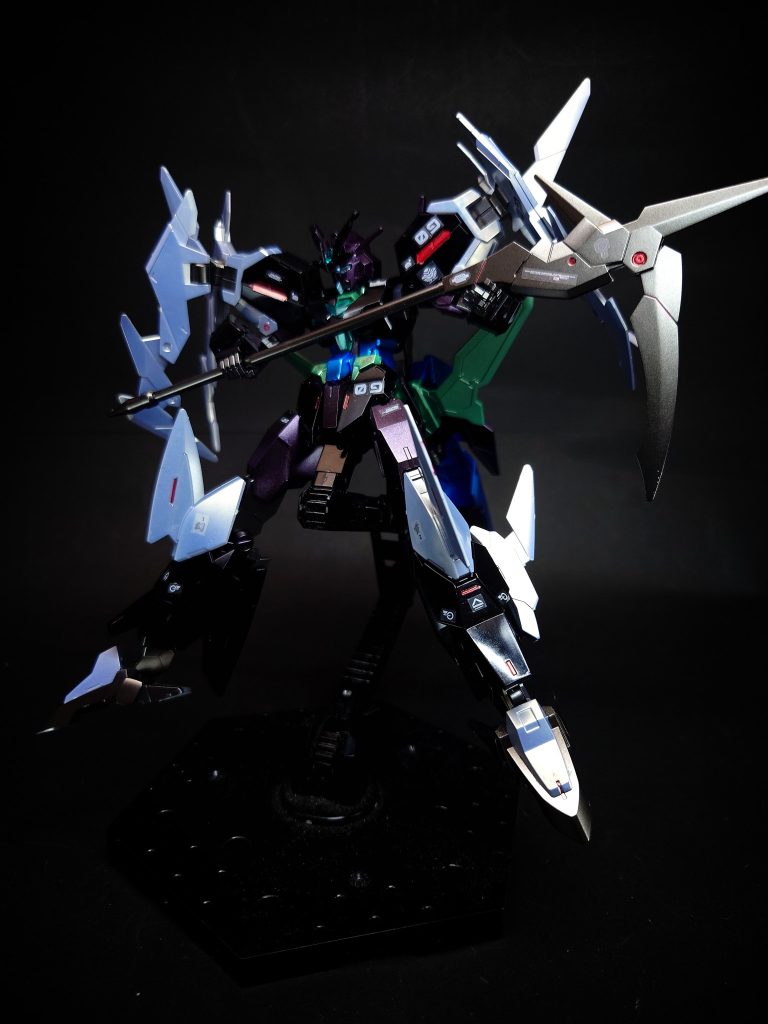 コアガンダムII+側の武装は歴代のコアガンダム系列と同じ構成だが、飛行形態コアフライヤーのパーツとなるコアディフェンサーは、前進翼状の大型ウイングに変更された「コアディフェンサー+」となり、飛行形態も航続力を増した「コアフライヤー+」へと進化している。合体時のプルートアーマー側の武装は、鎌刃を折りたたむことで長槍となる手持ちの大鎌「インフォーチュンサイザー」、前腕に付け替えたり遠隔操作も可能な両肩の可動式攻防スタビライザーユニット「ブレイクロウフェザー」[12]。