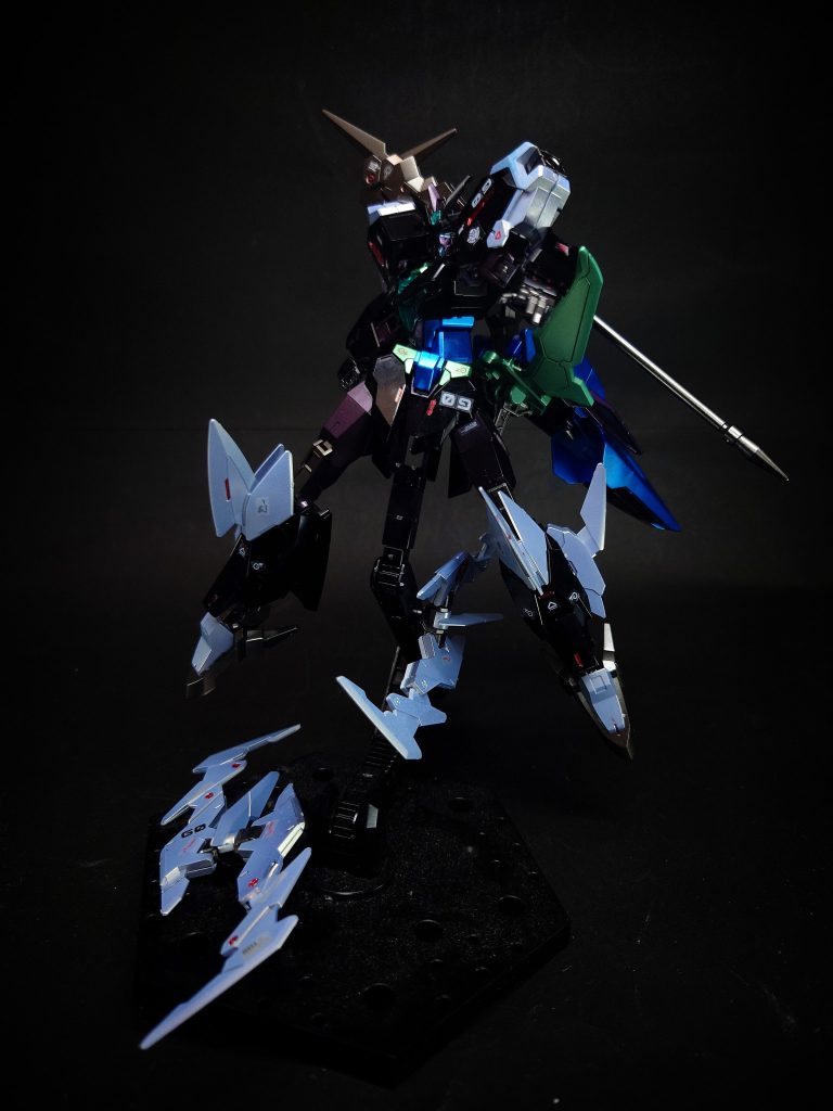 ブレイクロウフェザー肩アーマーに付いているどこかガンダムAGE-2を連想させる羽根の様な部分は攻防スタビライザーとなっており、ユニット単体で遠隔操作により、手裏剣の如く回転しながら鋭い斬撃を繰り出す。