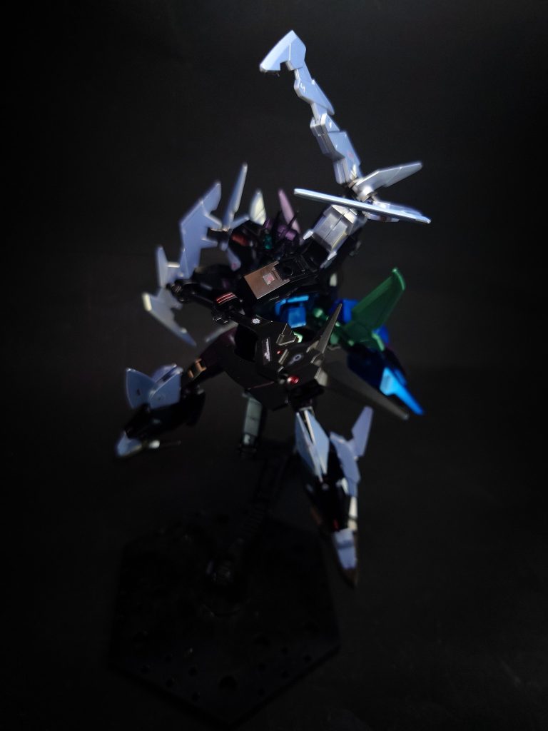 ヒロトはエコプラ活動を学んだ際に「破壊と再生」を司る冥王星との共通性を見出し、装甲材として新たに、エコプラに由来した運動エネルギーを内部エネルギーとして再転換するというまるで永久機関の様なとんでもない事が可能な「EP装甲」と言う素材を使用している。これによって継戦能力の著しい向上を可能としている