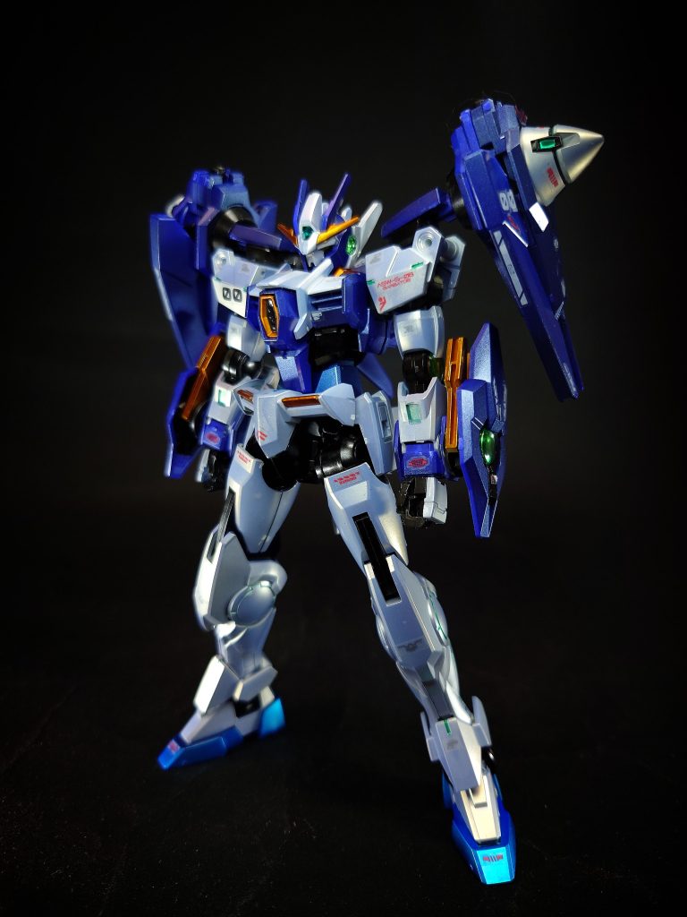 近~中距離戦での制圧能力の向上を基点とし、両肩のアークドライヴユニットと両腕のアークブレイサーには、ガンダムAGE-FXから着想を得た新機構「GNバースト」を搭載。シンプルな機体構成ながらバリエーションに優れた攻撃を行えるようになった。