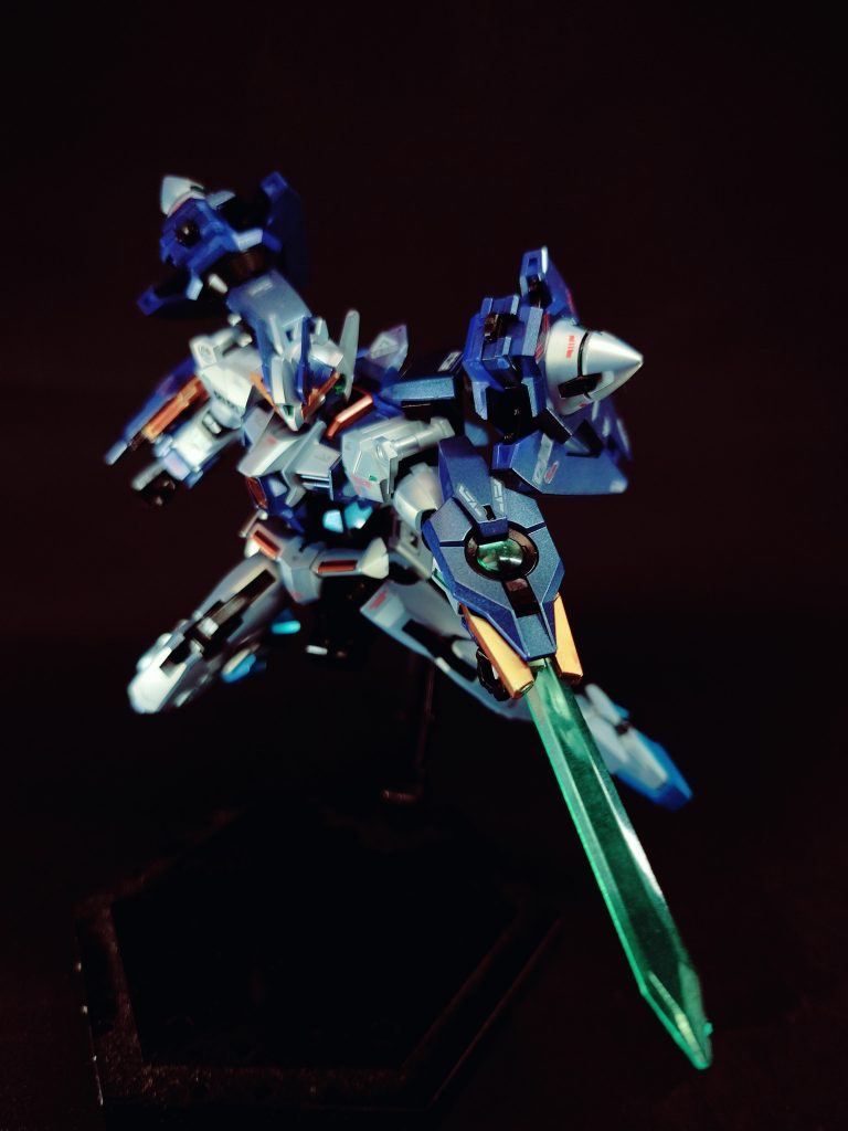 特殊機能 アークドライヴユニット放出したGN粒子を硬質化し、特殊クリアパーツとして運用する「GNバースト」を搭載したツインドライヴシステム。特性の違う3つのモードを使い分ける事が可能。