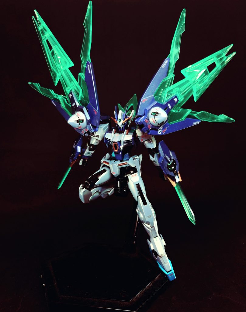 バーストシールドモードドライヴユニットを前方に展開する事で、クリアパーツがGNフィールドとして機能し、広範囲の防御が可能である。