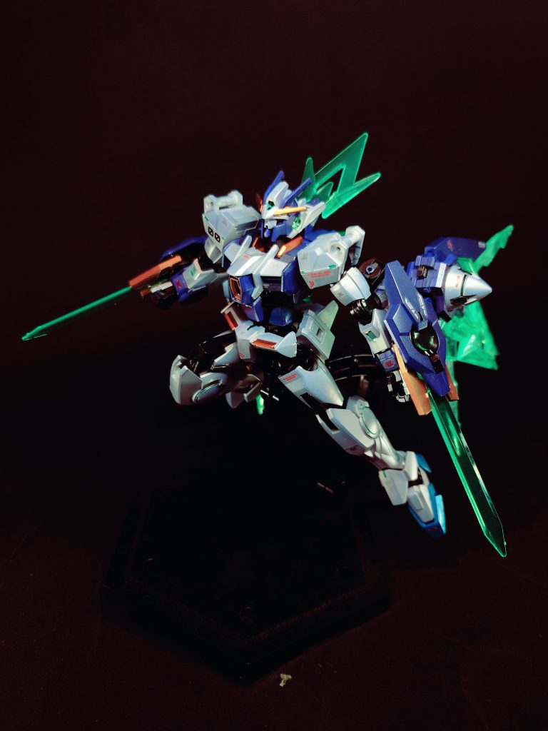 バーストハイマニューバーモードドライヴユニットを後方に展開した高機動モード。クリアパーツが巨大な推進器として機能し、機動性を極限まで高める事が可能。