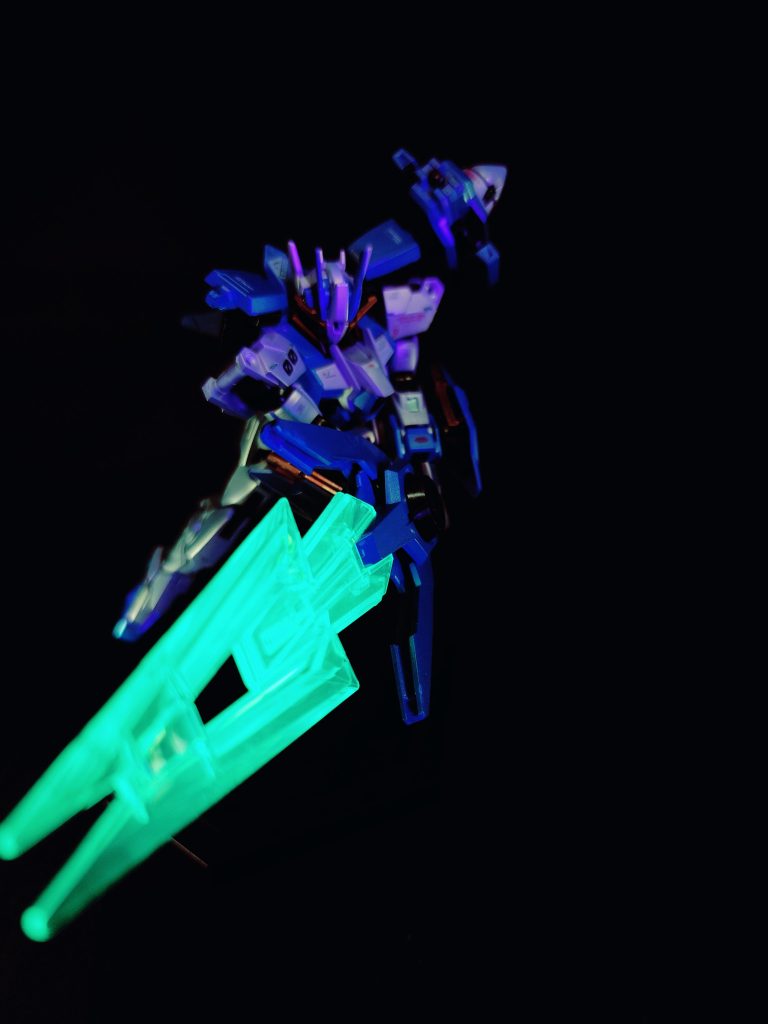 バーストバスターソードドライヴユニットを展開したグリップを保持し、クリアパーツを強靭な巨大刀身として運用するGNバーストの実体剣モード。