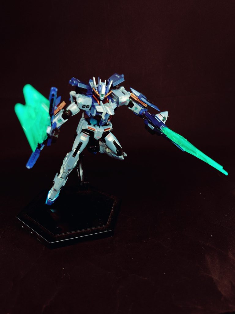 武装・必殺攻撃 GNソードIIダブルオーダイバー及びそのベースとなったダブルオーガンダムの主兵装。実体剣としてのソードモードから射撃用のライフルモードへと変形し、更に長尺のビーム刃を発生させたビームサーベルモードも存在する。ダブルオーダイバーと同じくブレードの回転機構を使用せずにモードチェンジが行える。