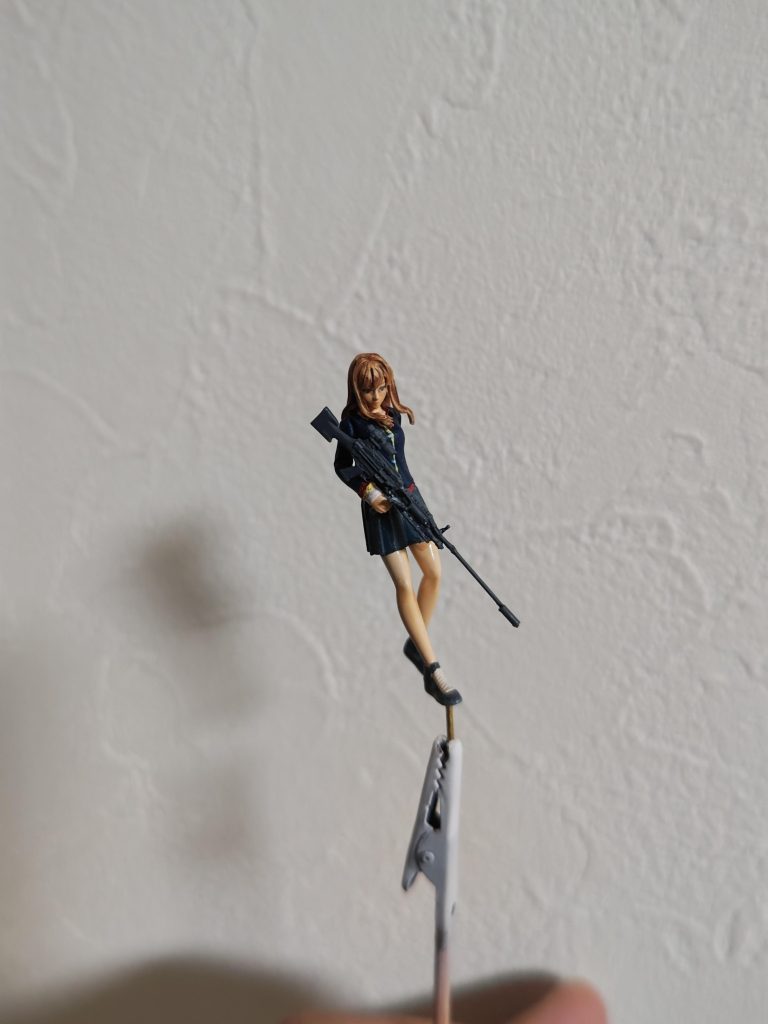 この少女フィギュアが最初に完成した感じです。このジオラマに使うことは全く考えてませんでしたwギアスのアキトの方を見直したらレイラ・マルカルの服の色とかデザインとかいいなーと思いそんな感じで塗ってます。