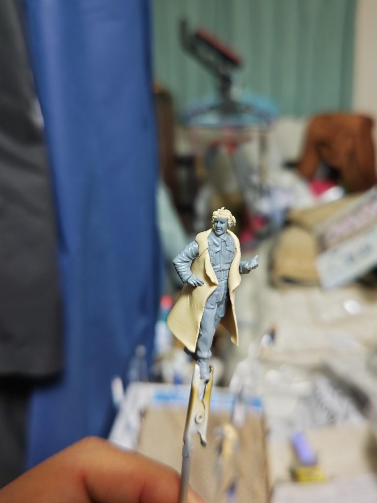 制作中のフィギュア3白衣と髪型はエポパテです。