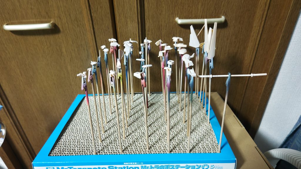 下地にホワイトを吹いてサフ代わりにしています。