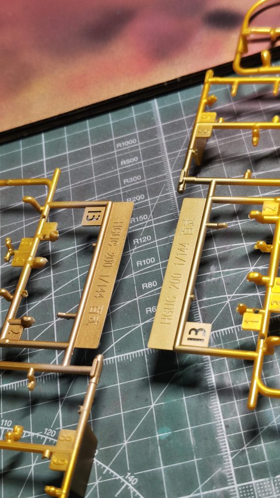 レッドゴールドが本来の百式用らしいのですが、ランナーに試し吹きした結果、通常のゴールドの方が百式らしさがある気がしたので通常ゴールドで吹いてます。