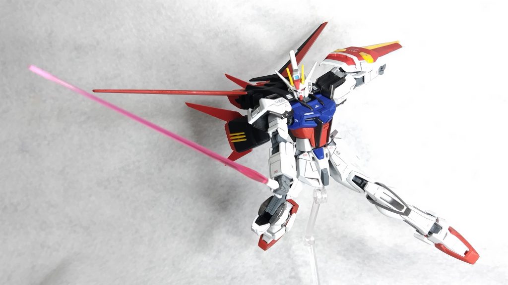 サーベルの斬りかかりもかっこいい。スジ彫りは、よく見るとがたがただったり曲がったりで正直きれいではありません…。いずれうまくなるために修行の意味合いも込めてたくさん引きました。