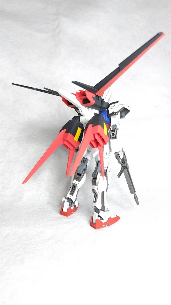 バックショットです。エールストライカーは先端を鋭利にしました。引き締まります。外側に見える外装はメタリック光沢にしてそれ以外はつや消しにしてメリハリをつけました。関節は今回無塗装です。ここは大変ですが塗装したほうが良かったかも。光沢とつや消し混在は私の製作スタイルになりそうな気がしてきました。