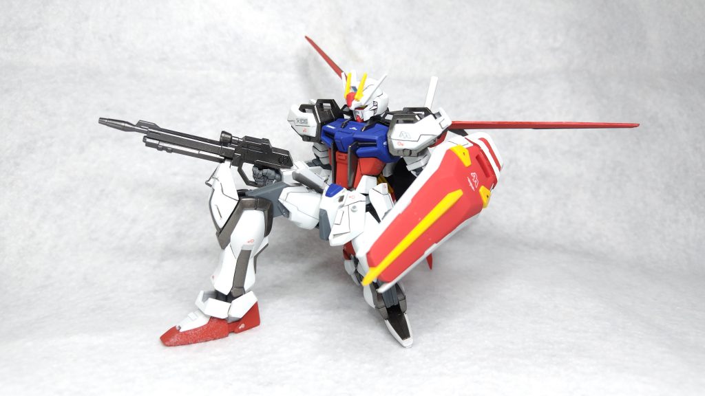 膝立ちもちゃんと出来ます。HJムック本のデカールがとても良いアクセントになりました。機体型番、所属艦のアークエンジェルのエンブレムはワクワクします。最後まで見て頂きましてありがとうございました。