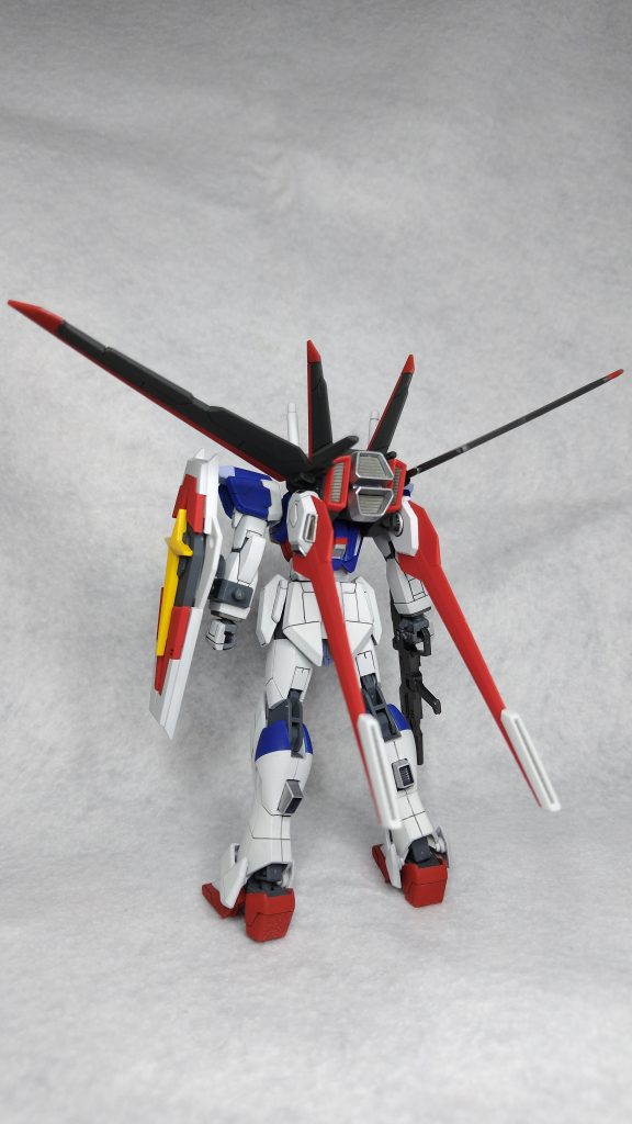 バックショットです。バーニア部はエナメル塗装でシルバーにしています。この塗装方法は最近やりだしたスタイルです。水性の上にエナメル塗装は修正が効くのでやりやすいです。あと、細かいところですが、ドッキング後のコアスプレンダーも真っ白でしたが何とか塗り分けました。