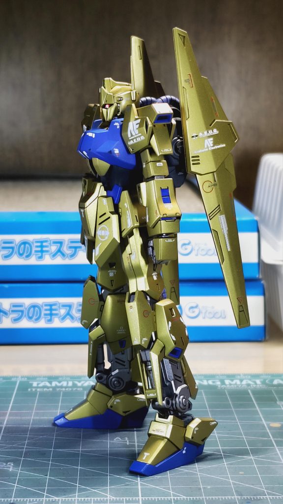 本体の耐ビームコーティング塗装の金色はガンダムマーカーのゴールド、ムーバブルフレームはヘビーガンメタリックで吹いてます。