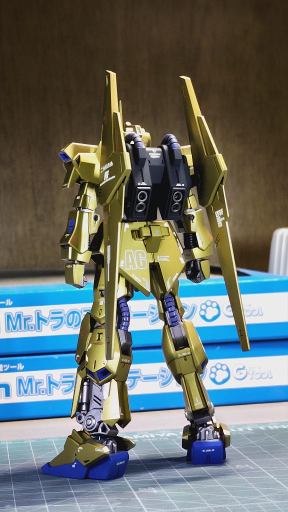 デカールはRG ガンダムMk-II用のものと、HIQ PARTSのRBコーションデカールを使用しました。割とマシマシで貼ったので見た目うるさいかと思いましたが案外大丈夫かなと思ってますw