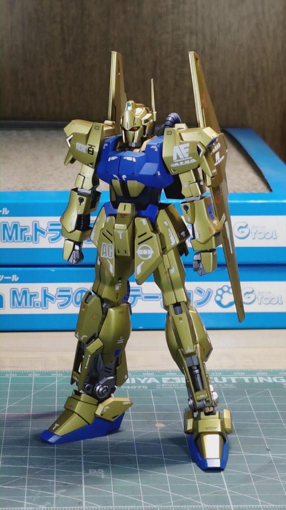 個人的にスリッパや動力パイプの赤はあまり好きでは無いのでスリッパや胸部は青、動力パイプはメカグレーで塗装しています。