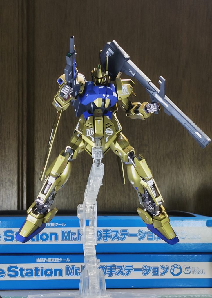 説明書掲載のポーズです。武装にもコーションデカールを貼るとそれらしさが出ていい感じかと。