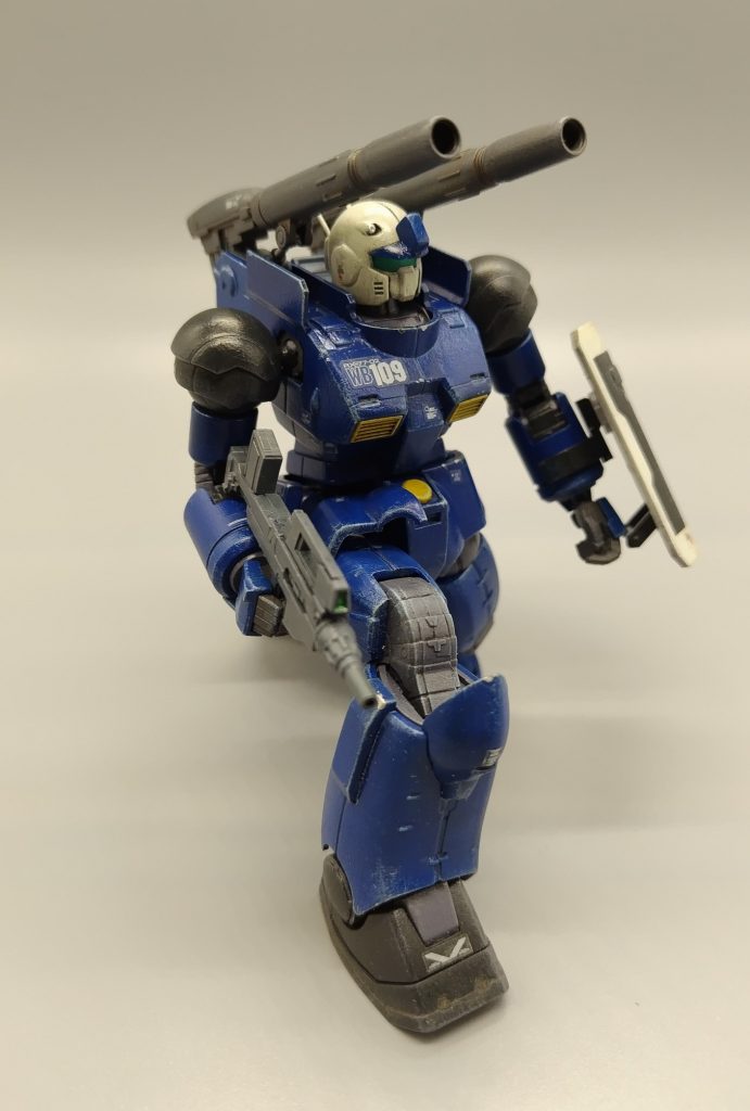 元の塗料がトップコートのみ水性でなかったようで綺麗に落とせませんでした。あまりものシールでちょいデコ。なんか余りもので一体組んだような感じになりましたが架空の青いガンキャノンでした。