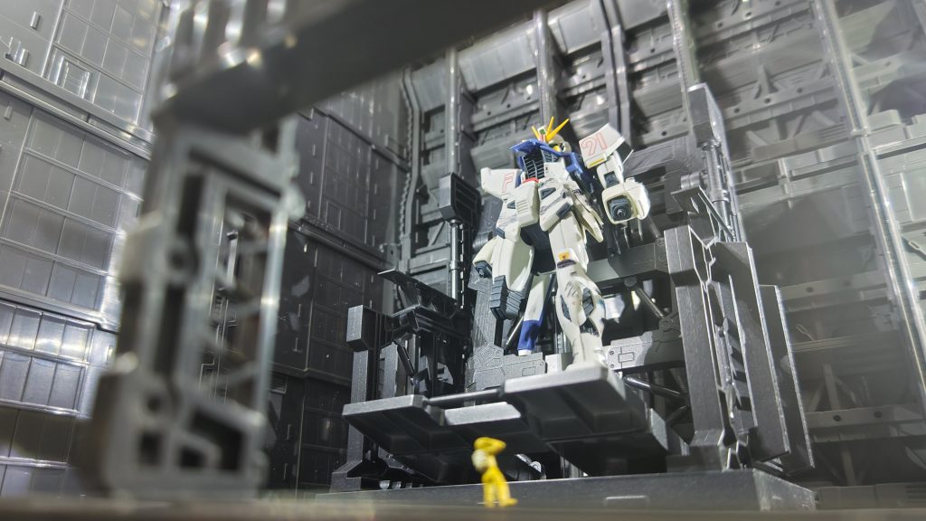 塗装はシルバー👉連邦ブラックで塗っています。結構凝ったので、他でも格納庫として使用していこうと思います。