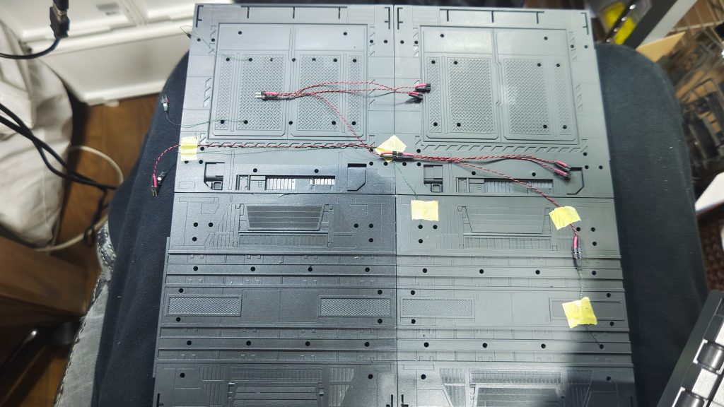 上部の電飾はこう。コンセントを繋いでコネクター繋ぐだけなんで簡単です。