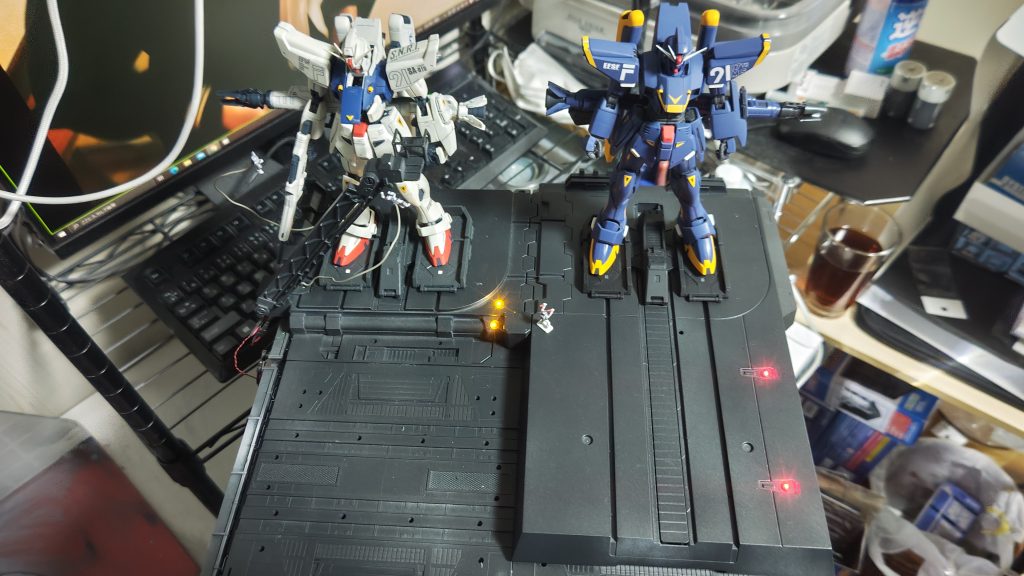 生活感満載で申し訳ないですが、上部はMS射出カタパルトとしています。こちらも光ります。