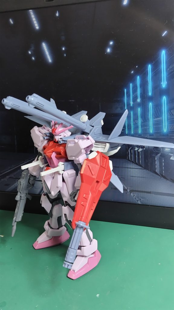 素組の状態です。やはり旧HGなので塗り分けは昨今のモデルに比べて足りないです。前回製作したHGCEストライクがよく出来たので、それを目指すべくディテールアップと塗り分けを決断。スタイルの良いHGCE,EGを参考にしました。