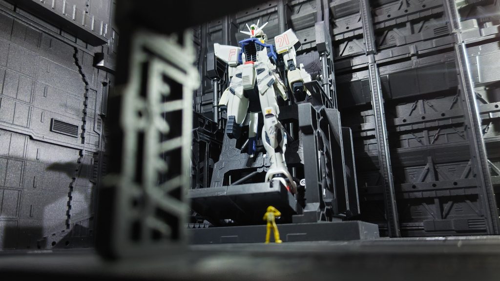 駐機状態を見上げるスタッフ