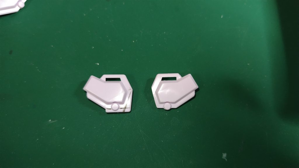 特に目立つのがショルダー部。左のオリジナルをHGCE,EGを参考にカットしてコンパクトにしました。