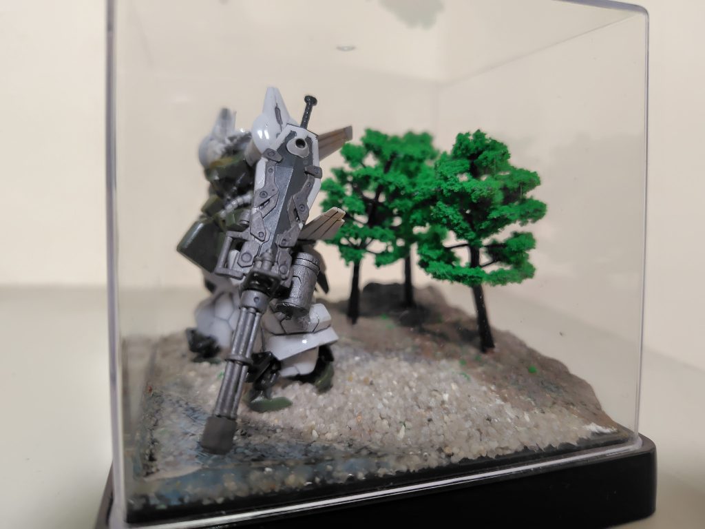 別角度から。奥の土部分は紙粘土、砂利はガーデニング用の物です。手前の川はレジンを流して固めました。