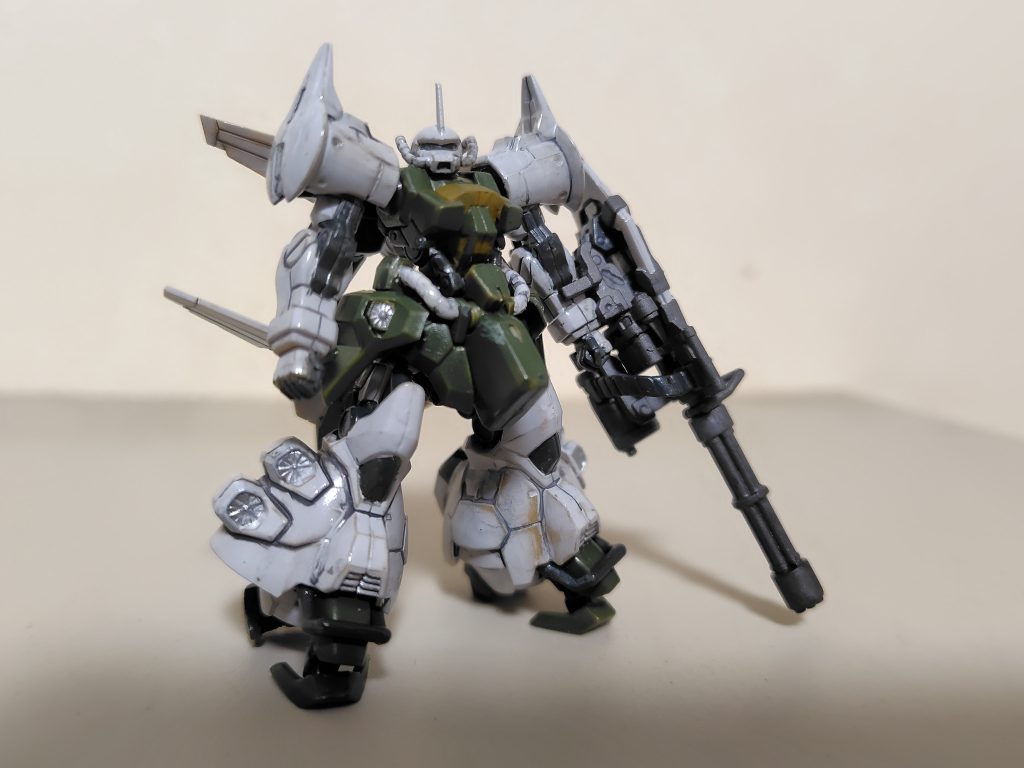 グフは置いてるだけなので、単体でも見れます。ちょっと雑さが目立つ…