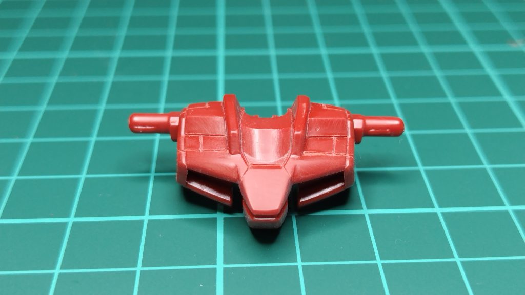 今回はスジ彫りも多く行いました。デザインナイフで最初の当たり線をまっすぐにひけるので、今回はガイドテープなしで出来ました。写真は胸部のスジ彫り追加、削ってシャープ化したものです。