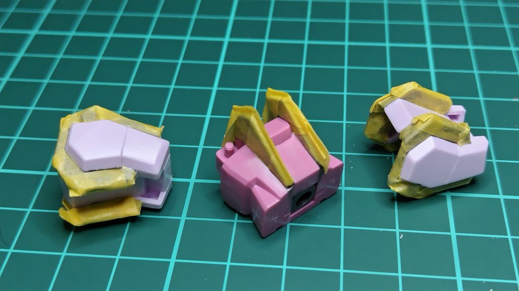 HGCE,EGのようにフレームを外装が同じパーツになってしまっているので、まずはフレームをガンメタ系の塗装で光沢にして、そこをマスキングしてスジ彫り追加して塗装をしました。正直手間がかかりましたが、きれいに塗り分け出来ました。苦労した甲斐がありました。最後までご覧いただきありがとうございました。