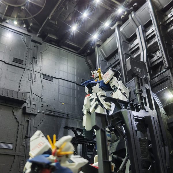 1/100  初の電飾搭載MS格納庫