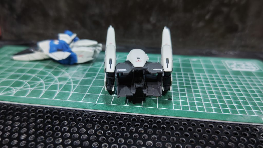 基本の改修はミノフスキードライブユニットを付けたバックユニットです。接続のためにダッシュユニットを使用しています。