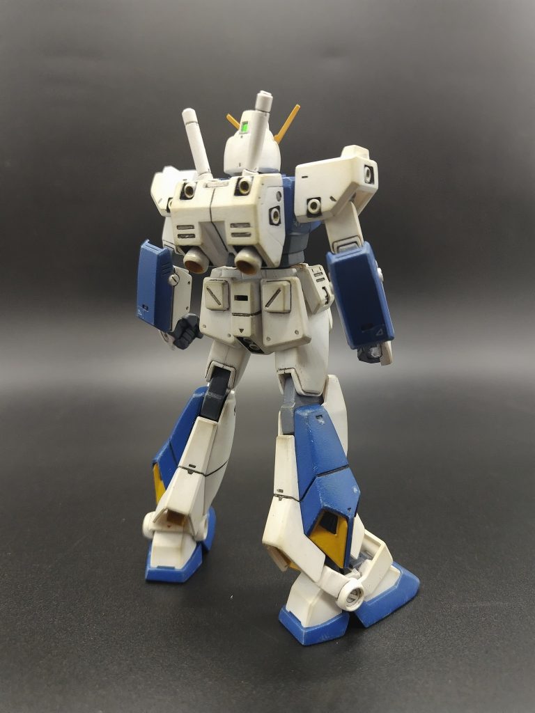 立ちポーズのためにリアアーマーだけ切り離して可動化。太ももが干渉して後ろに引けなかったので。腕のバルカンパーツが行方不明であのポーズができません。 