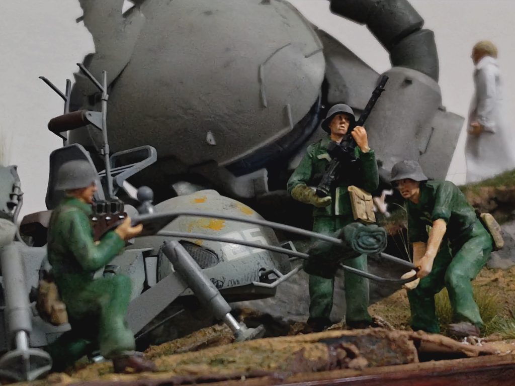 タミヤのフィギュア達を改造してジオン兵に。あちこちつけられてしまったペイント弾を掃除しないといけない可哀想な兵士達です。