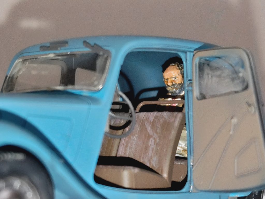 車の中にはフラナガン(ブーンじゃないほう)を入れたのですが写真では全く見えないのでアップで。きちんとスーツ着用です。フラナガン博士つくるなんてあんま他の人はやらないだろうと自己満足。