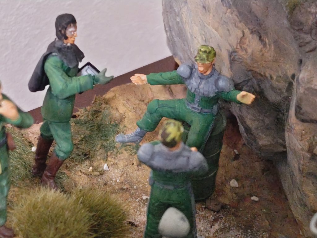 余ってたクランプのポーズを少し変更したら会話してる感じになったので配置…してからクランプこんなとこいるわけないじゃん!と気づき、メカクランプ(?)となりました。パシフィスタかもしれません。