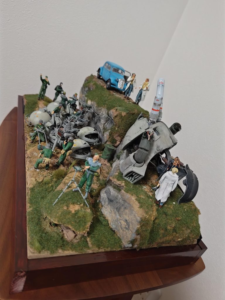 色々ストーリーやら考えてたら15人もフィギアを配置することになってしまいました。こんな感じのバックグラウンドです。###############「インチキだ!細工されたに違いない!」現実を受け入れられない同僚を尻目に男は戦慄していた。模擬戦とはいえ、曲がりなりにも軍人たる自分達が年端のゆかない少女に全く歯が立たなかったのだ。ニュータイプ…確かに戦場は変わるかもしれない。これなら戦争は終わるかもしれない。だが、本来護るべきはずの存在にこんなことをさせてもよいのだろうか?狂気の表情で眼の前の彼女を褒め称える研究者をみて吐き気を覚え呟く。「このスカポンタヌキが…」