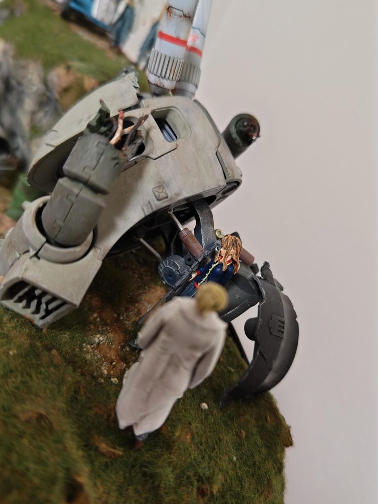 ザクヘッドは少女のメタファーとして。頭部装甲の一部がめくりあがり、プロペラントタンク突き刺さってます。禍々しさでていれば…